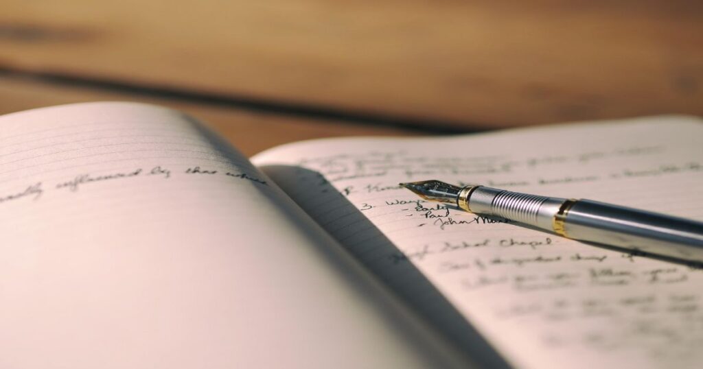 Top 10 free writing tools for bloggers in 2025 including Grammarly, Hemingway, QuillBot, and ChatGPT.